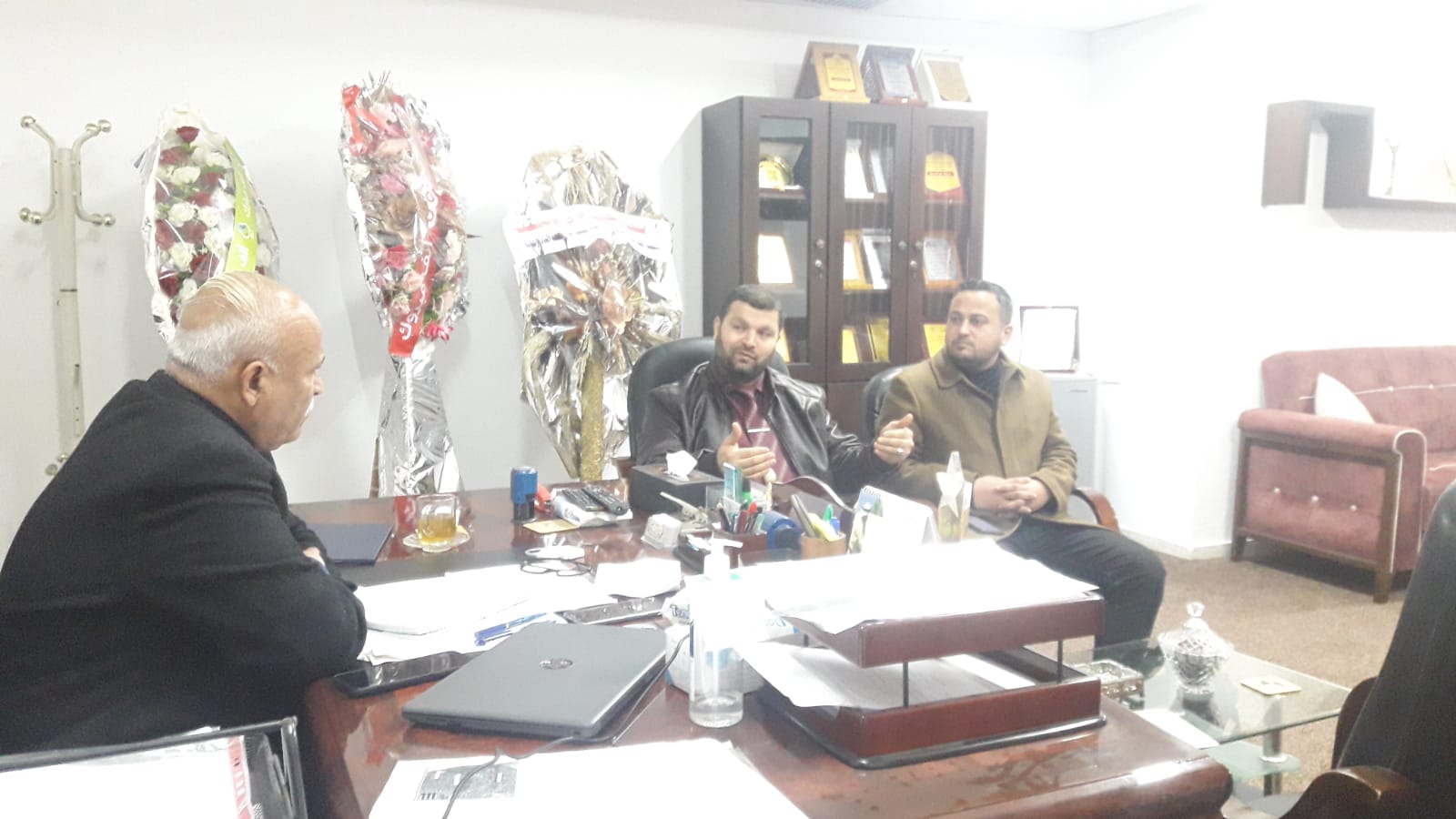 رئيس سلطة المياه وجودة البيئة يجتمع مع وحدة التخطيط والتوعية