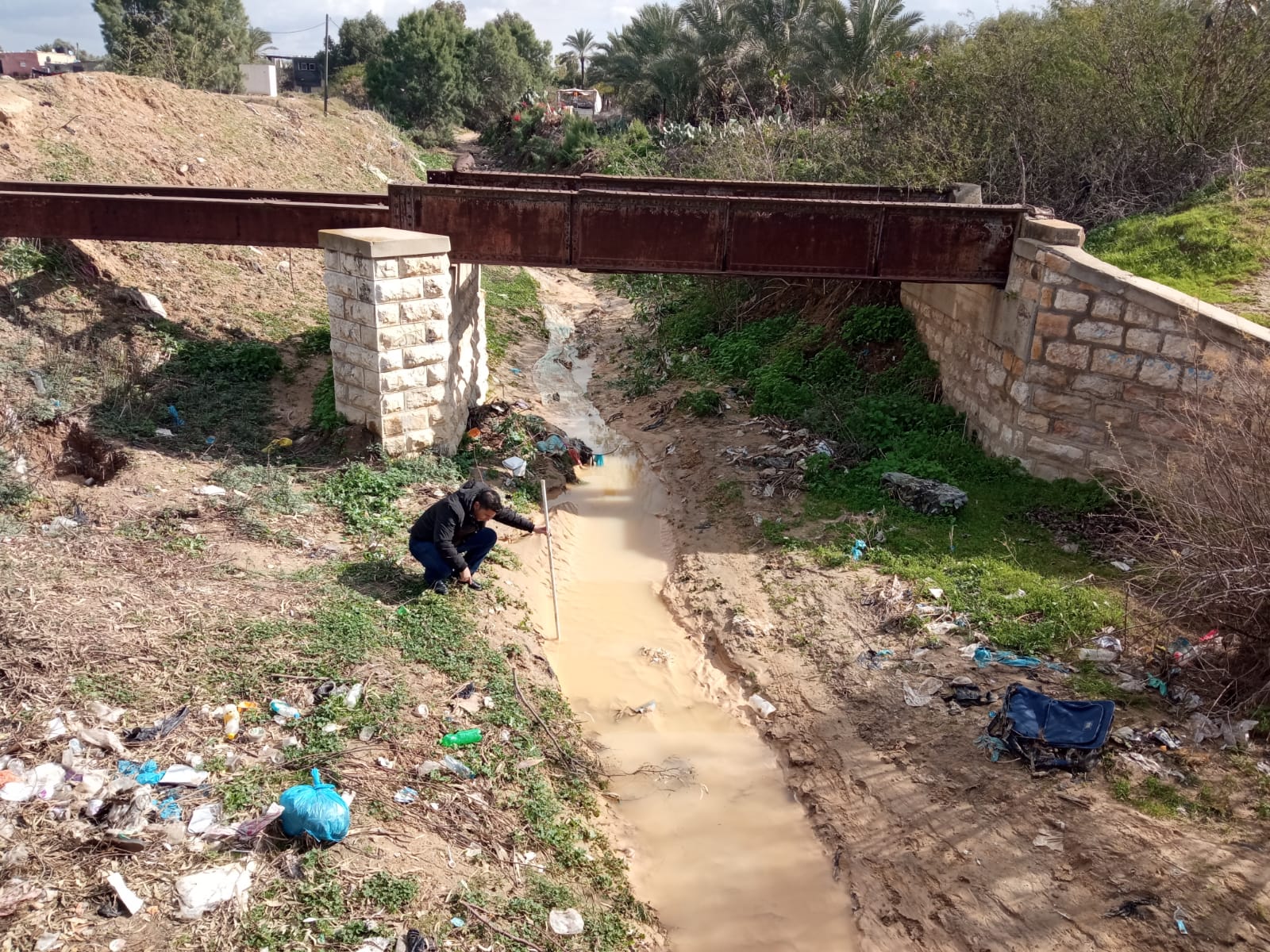 طواقم سلطة المياه وجودة البيئة تنفذ جولة تفقدية للاستعلام عن التدفقات المائية