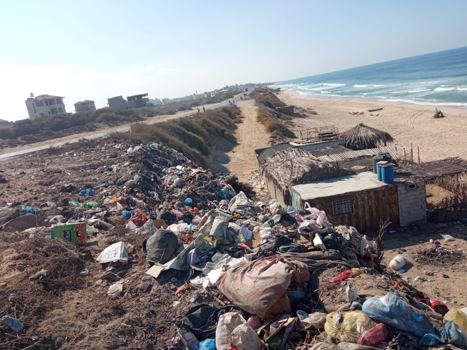 ضبط مكب نفايات عشوائي جنوب القطاع
