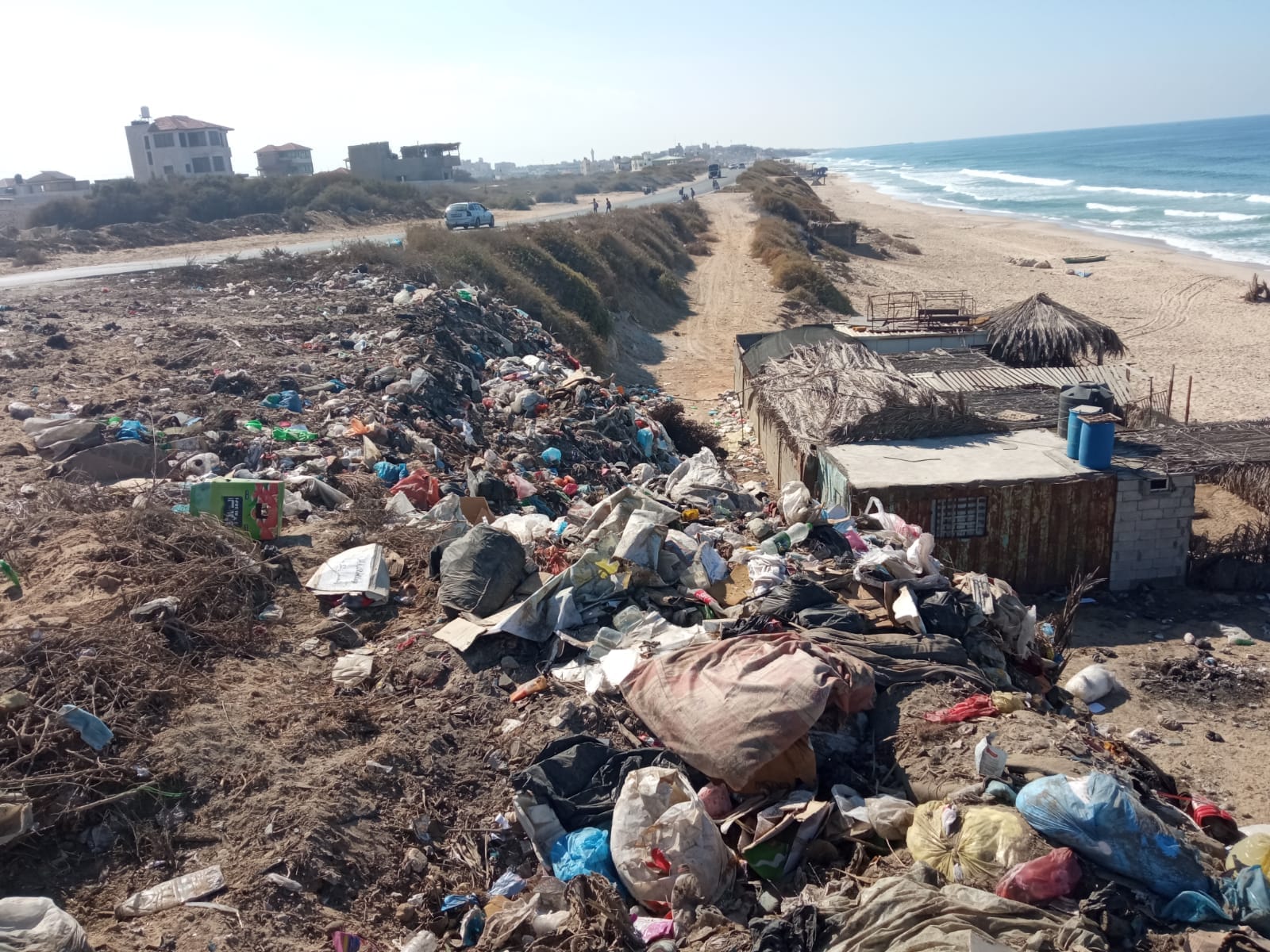 ضبط مكب نفايات عشوائي جنوب القطاع
